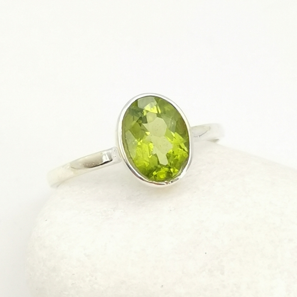 Peridot Sterling Silver Ring size 6 🆕